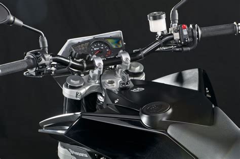 Poste de pilotage de la Husqvarna Nuda 900 R avec commodos