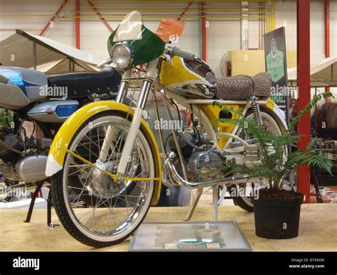Collection de cyclomoteurs italiens vintage, dans un atelier de restauration.