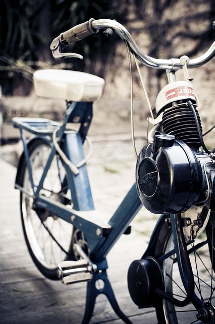 Gros plan sur le moteur d'un cyclomoteur italien vintage, avec des pièces chromées.