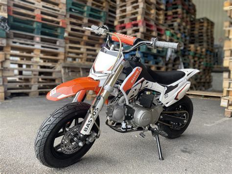 Photo d'une dirt bike équipée d'un double échappement