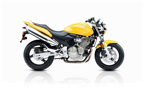 Image comparative des carénages des Honda CB 600 Hornet des différentes générations, mettant en évidence le modèle 2011