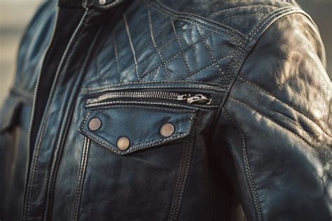 Collection de blousons moto vintage en cuir et en jean