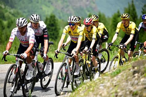 Photo d'époque montrant les vélos et les coureurs du premier Tour de France.