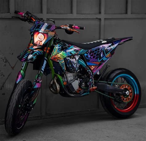 Schéma illustrant les couches d'un kit déco de moto, mettant en avant l'épaisseur et le matériau crystal.