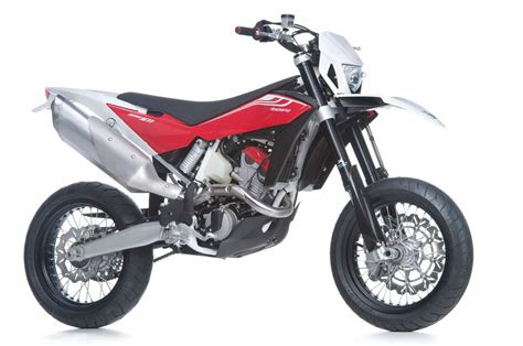Photo d'une HUSQVARNA SMR 511 équipée d'un kit déco personnalisé, mettant en avant les détails et la qualité de l'adhésif.