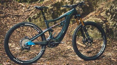 Illustration d'un VTT électrique avec des problèmes mécaniques