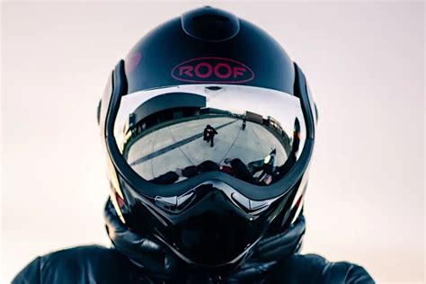 Casque de moto avec visière miroir iridium refletant le soleil