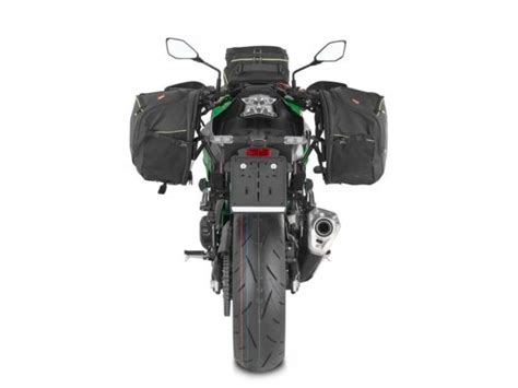 Illustration d'une Kawasaki équipée de sacoches latérales et d'un top case.