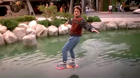 Marty utilisant un Hoverboard pour échapper à Griff et ses sbires.