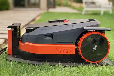Robot tondeuse Segway Navimow en action dans un jardin.