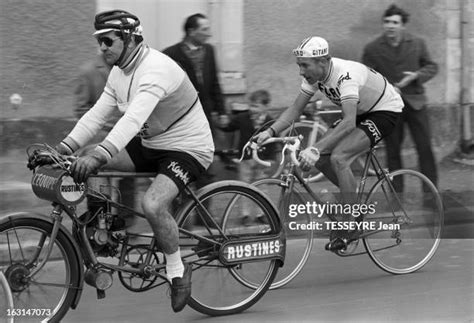 Photographie d'une ancienne course cycliste Bordeaux-Paris avec des coureurs et leurs entraîneurs