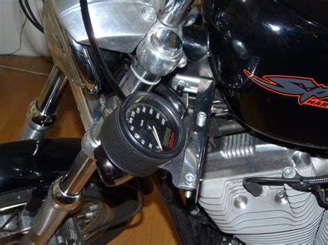 Schéma d'installation du support de compteur latéral sur une moto Harley-Davidson Sportster