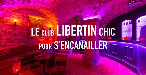 Illustration d'un club libertin chic avec dîner et espace de rencontre.
