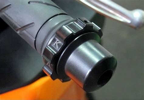 Schéma d'installation simplifiée de l'embout de guidon Kaoko sur un scooter.