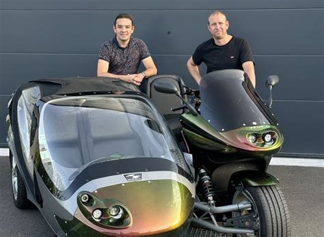 Photo d'un side-car en train d'être entretenu, montrant l'accessibilité des pièces