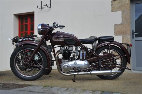 Photographie d'archives de motos anciennes