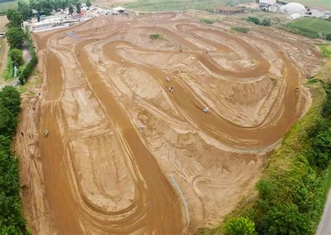 Terrain de motocross avec des obstacles et des pentes pour les motards