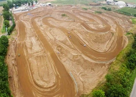 Circuit de motocross avec des sauts et des virages serrés