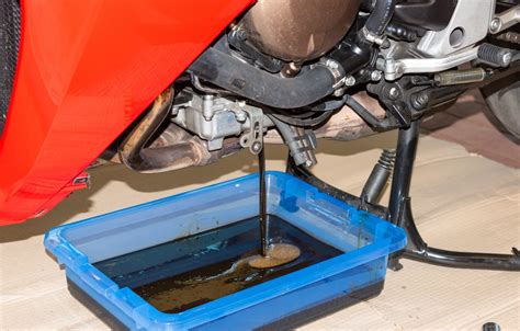 Infographie montrant les étapes de vidange d'huile moteur sur une moto