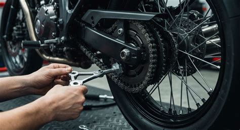 Schéma expliquant le réglage de la tension de chaîne sur une moto