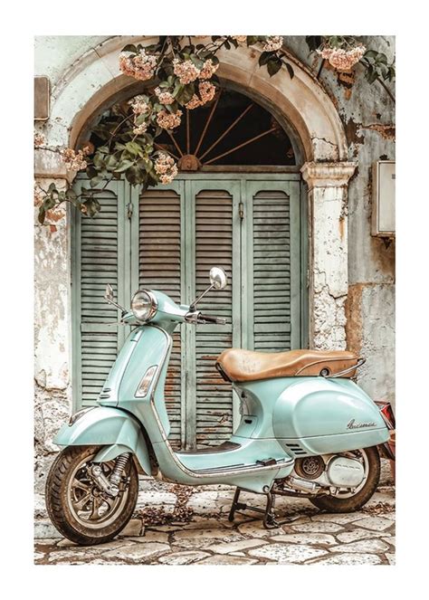 Affiche Vespa vert menthe devant une porte italienne pittoresque