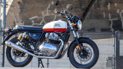 Détail de la finition du phare avant et des repose-pieds de la Royal Enfield Interceptor 650