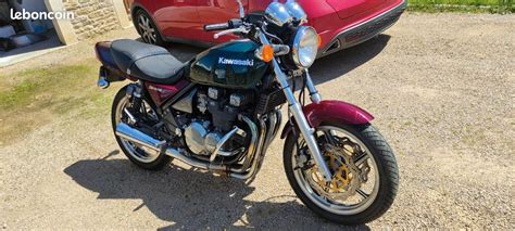 Vue latérale de la Kawasaki Zéphyr 550 mettant en avant son design rétro et ses finitions chromées