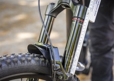 Gros plan sur la fourche suspendue et les pneus du Cannondale Quick CX 3