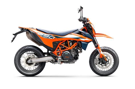 Vue de profil de la KTM 690 SMC mettant en évidence la hauteur de selle et le réservoir