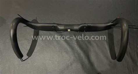 Photo du cintre Lapierre Aero Carbone, mettant en avant son design profilé et sa finition en fibre de carbone.