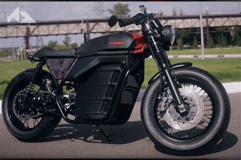 Vue latérale de la moto cafe racer électrique terminée, avant les ajustements ergonomiques.