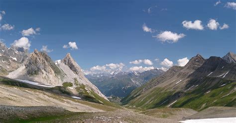 Vue panoramique depuis un col de montagne