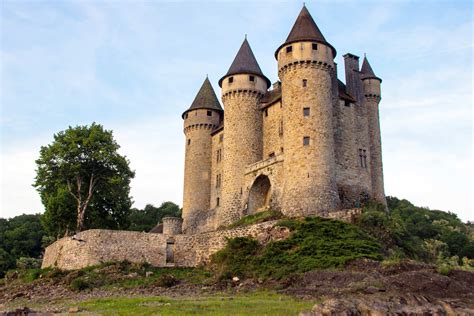 Château médiéval dans un paysage de campagne