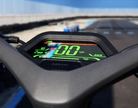 Photo de l'écran PM OLED transparent de la Segway GT2P affichant les informations de conduite