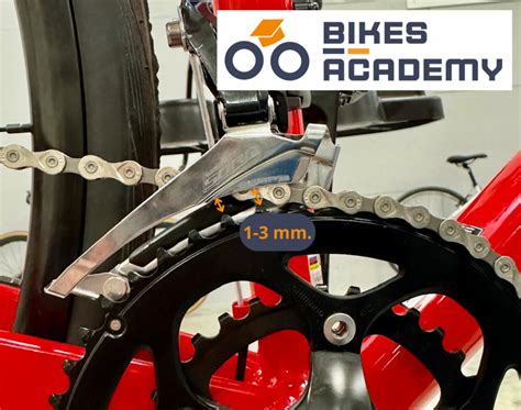 Schéma montrant l'écart de 2-3 mm entre le grand plateau et la fourchette du dérailleur avant