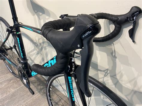 Le vélo Bianchi Via Nirone 7 Claris en gros plan