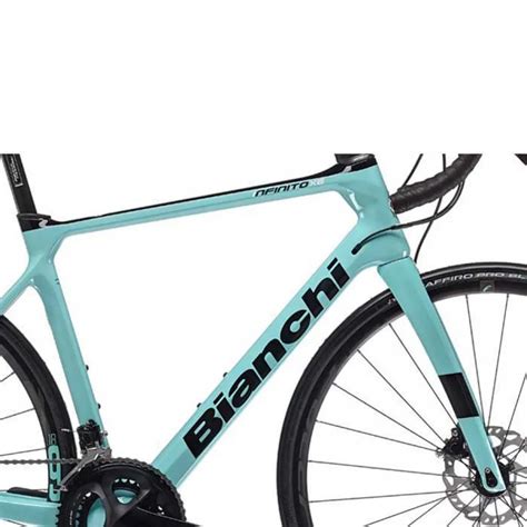 Un cycliste sur un vélo Bianchi Infinito lors d'une longue randonnée