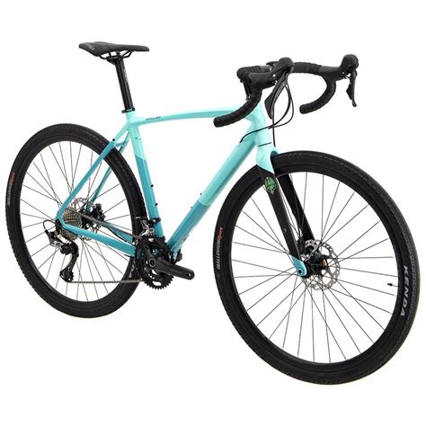 Un vélo Bianchi Impulso Allroad sur un chemin de gravier