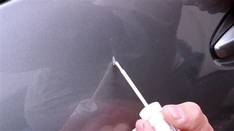 schéma comparant un stylo retouche et une bombe de peinture pour moto