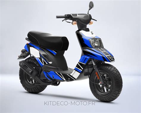 Schéma illustrant le design du MBK Booster Spirit 2004 avec ses lignes caractéristiques et ses carénages simplifiés.