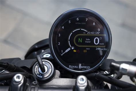 Gros plan sur l'écran TFT couleur de 4 pouces de la Royal Enfield Guerrilla 450.