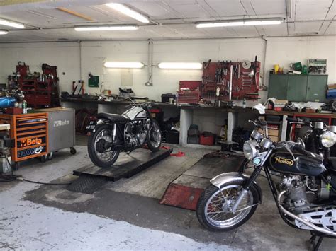 Atelier de préparation moto avec outils et motos en cours de customisation