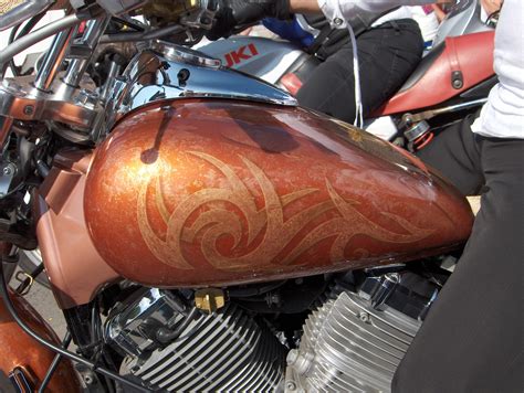 Moto customisée avec peinture personnalisée et échappement modifié