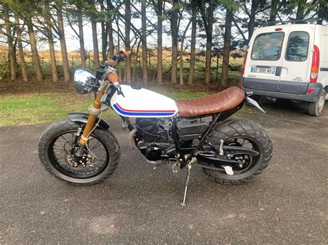 Yamaha TW transformée en Scrambler avec selle en cuir et échappement customisé