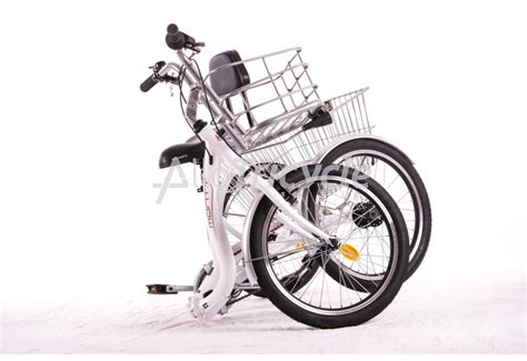 Image du tricycle électrique Monty E132, mettant en évidence ses paniers et son design.